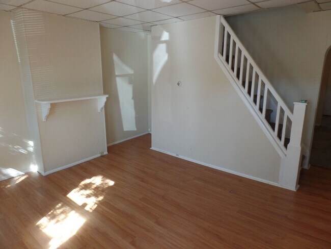 Building Photo - 2 Bedroom House w/ washer and dryer hook up