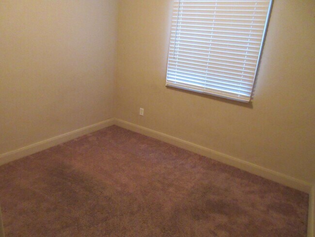 Building Photo - 7 bedroom, 3 bathroom twin home