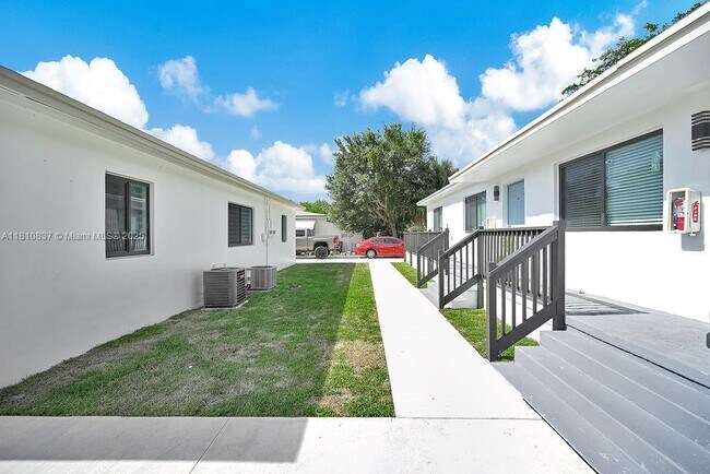 Building Photo - 12400 NE 11th Ct