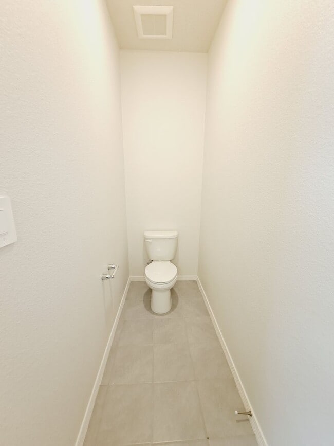 Building Photo - Beautiful 3 Bedroom 2 Bathroom located in Huning Ranch