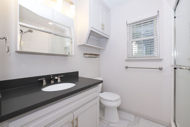 Building Photo - 2209 Nantucket Dr
