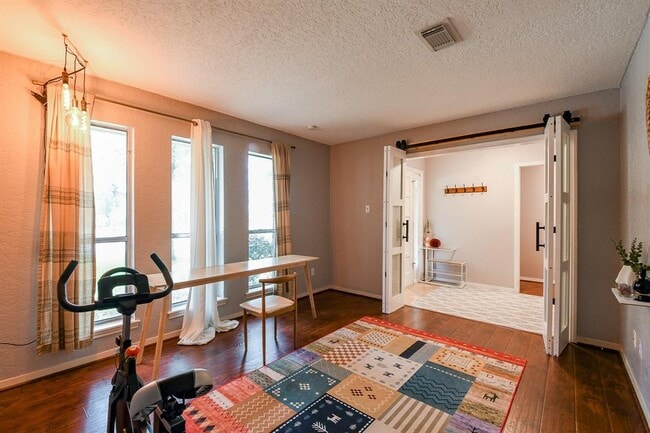 Building Photo - 115 Pine Manor Dr