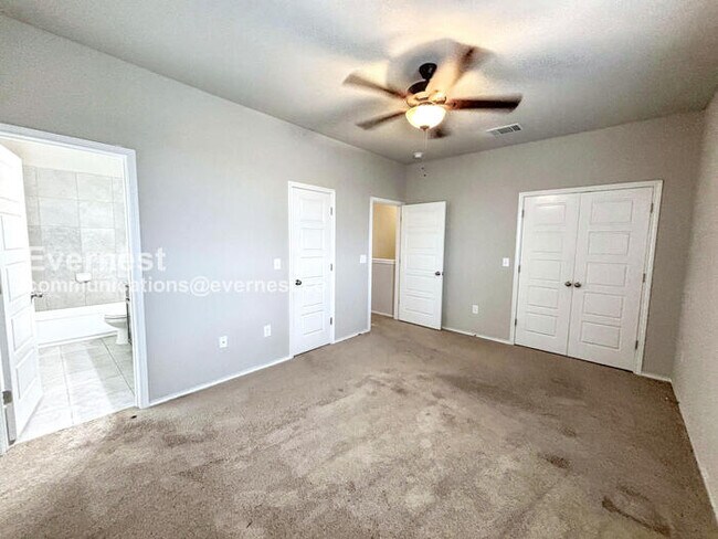 Building Photo - 3-Bed, 2-Bath Townhome with Fenced Yard & Garage / Pet-Friendly / Available Now!