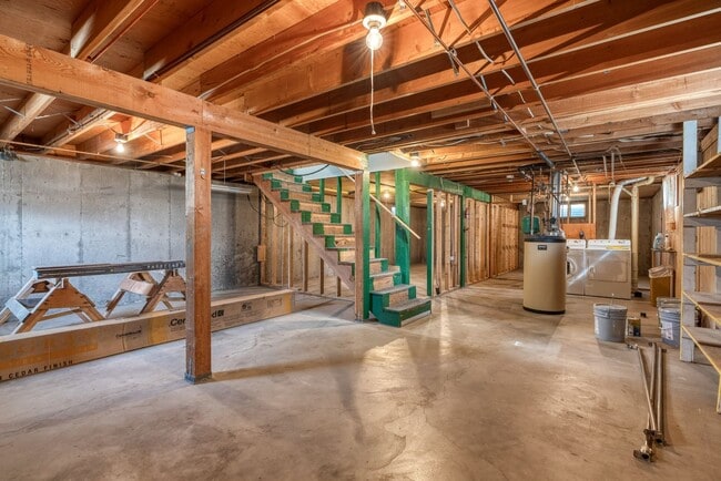 Building Photo - Beautifully renovated three bedroom with l...