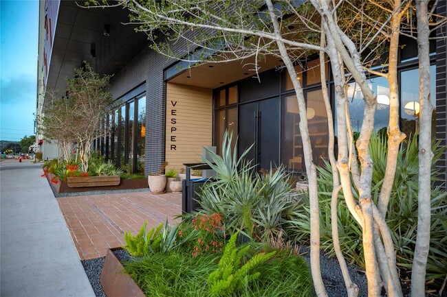 Building Photo - 84 East Ave