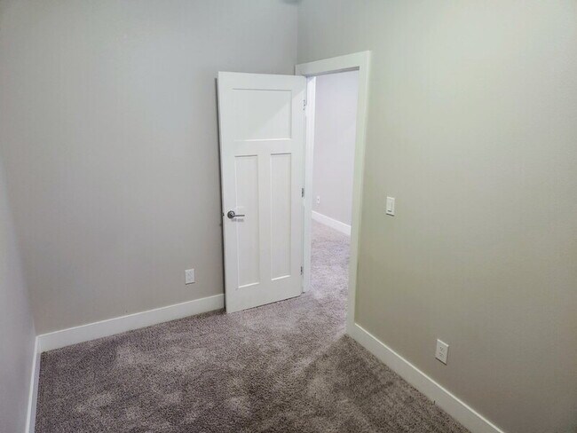 Building Photo - 2728 Yordi Dr