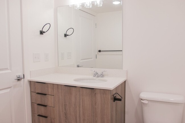 Building Photo - 989 E Ella Ln