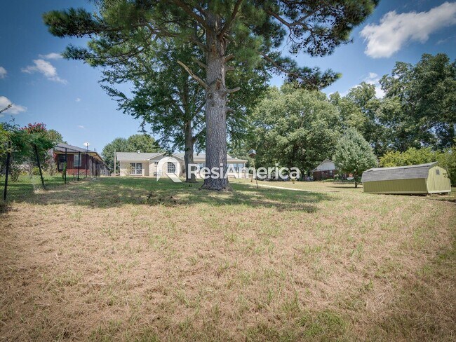 Building Photo - 3BR/2B Renovated Lake House Available For ...