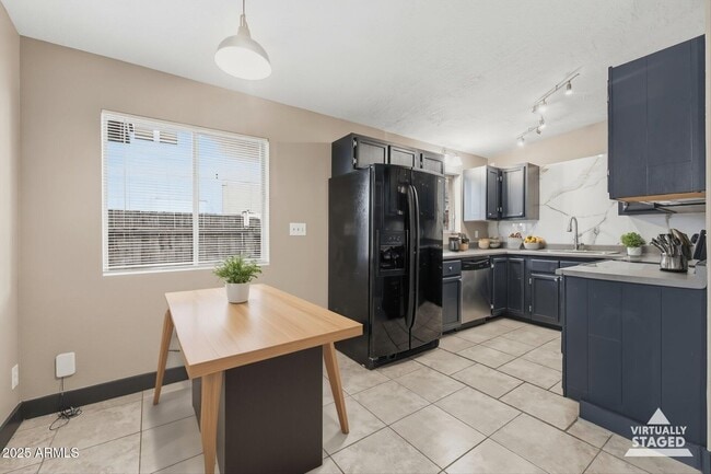 Building Photo - 1102 N April Cir