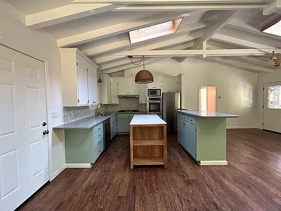 Building Photo - Charming upstairs Guerneville duplex. This home is close to town and has river access