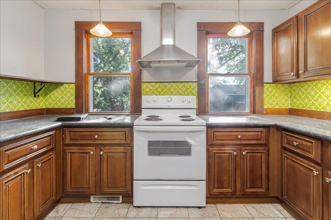 Building Photo - 411 N College St