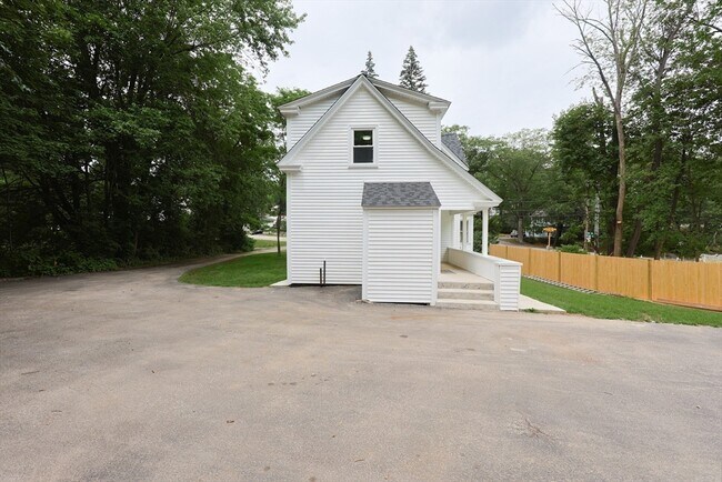 Building Photo - 1250 Pleasant St