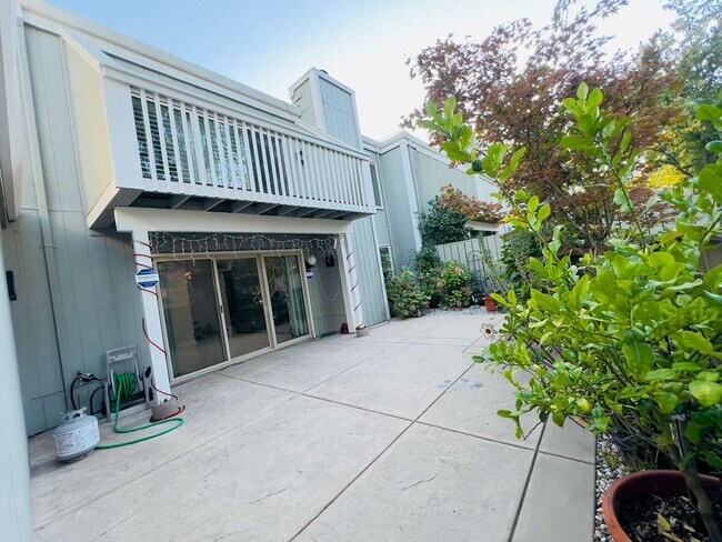 Building Photo - 7551 Maywood Dr