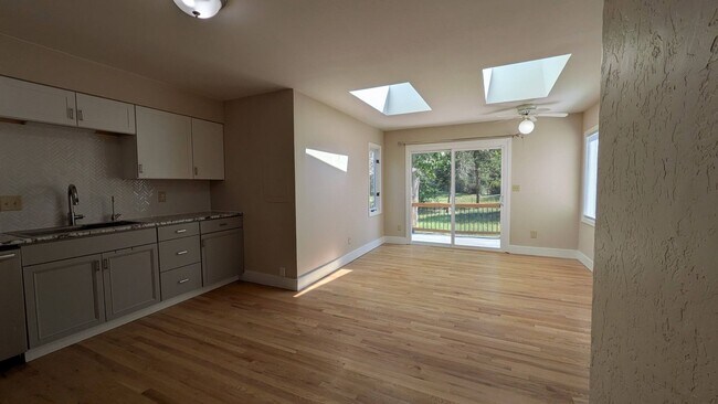 Building Photo - 4050 Hollow Rd