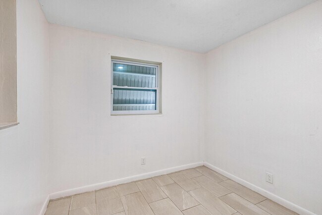 Building Photo - 6111 NW 43rd Ave