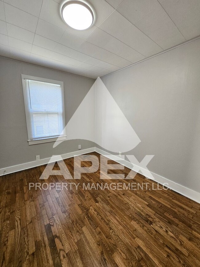 Building Photo - Charming 3 Bd 1- Ba Single Family Home in ...