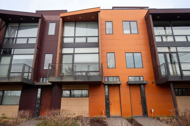 Building Photo - Little Italy Townhome - 1911 E 119th St , ...