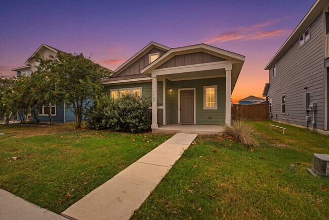 Building Photo - "Charming 3-Bed Oasis in San Marcos with 2 Full Baths – 1424 Sq Ft of Comfort!"