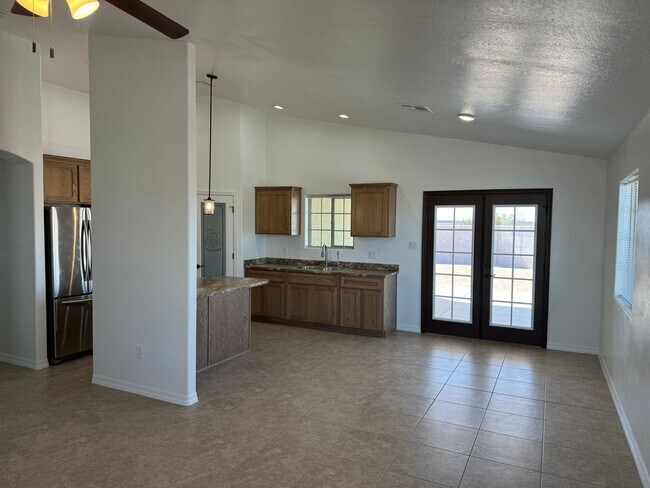 Building Photo - Newer 3 bedroom home with 2 car garage on ...