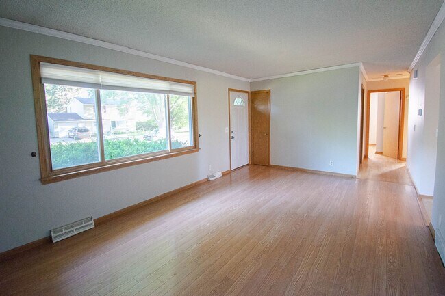 Building Photo - 3bed 2bath Available For Rent in Easy Access Area!