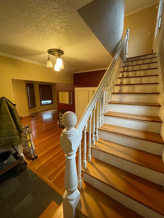 Building Photo - 2002 NE 13th Ave