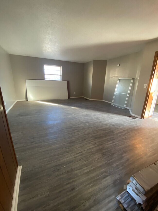 Building Photo - Huge 7 Bedroom House Available