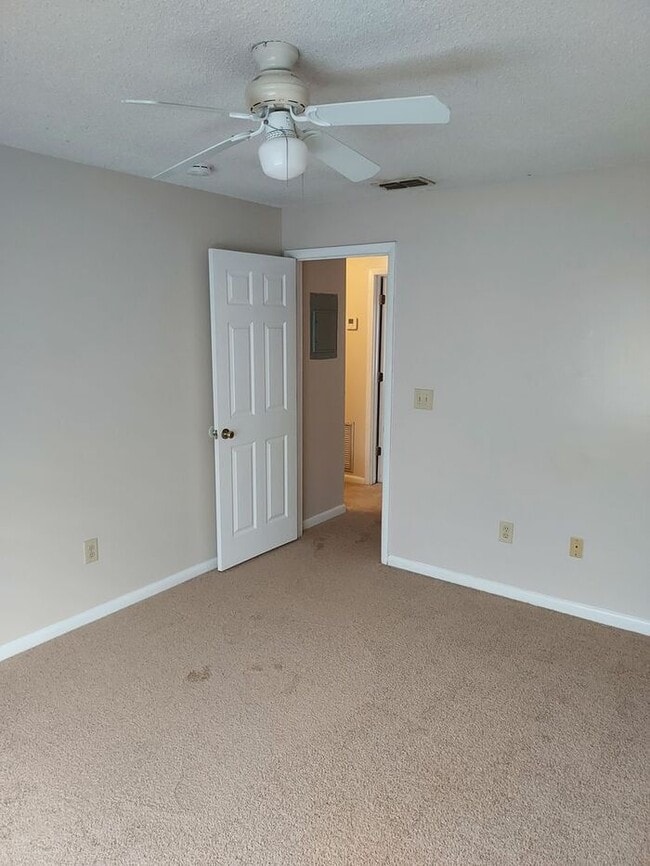 Building Photo - Townhouse located near UCF - 2 Bed / 1.5 Bath