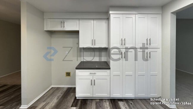 Building Photo - 7855 Green Crest Ct