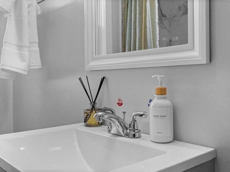 Building Photo - 168 School St