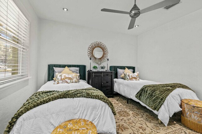 Building Photo - 2821 NW 4th Ln