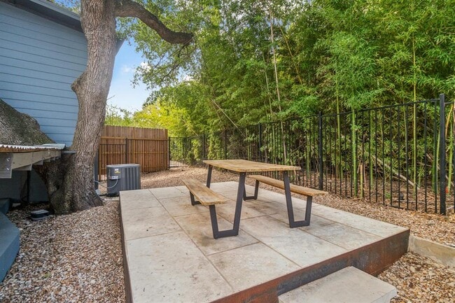 Building Photo - 1501 Rockdale Cir