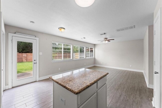 Building Photo - 7419 Ravenswood