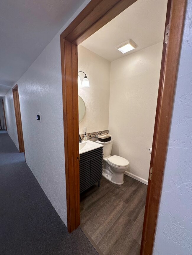 Building Photo - 927 N Swan Rd