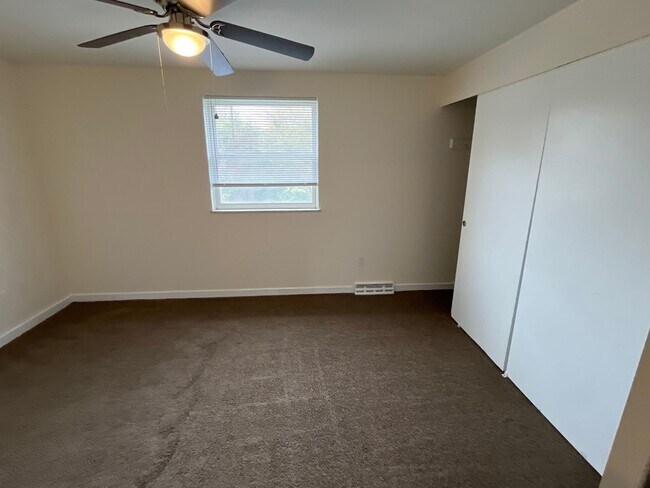 Building Photo - 2 Bed 1.5 bath with ac and off-street parking