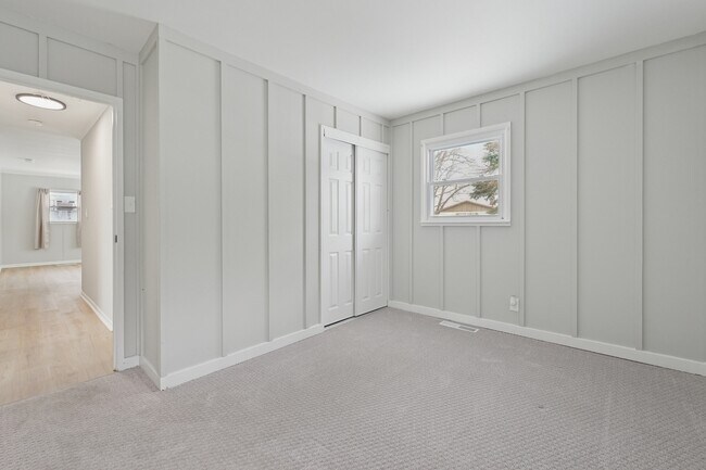 Building Photo - 26 Normandy Dr E