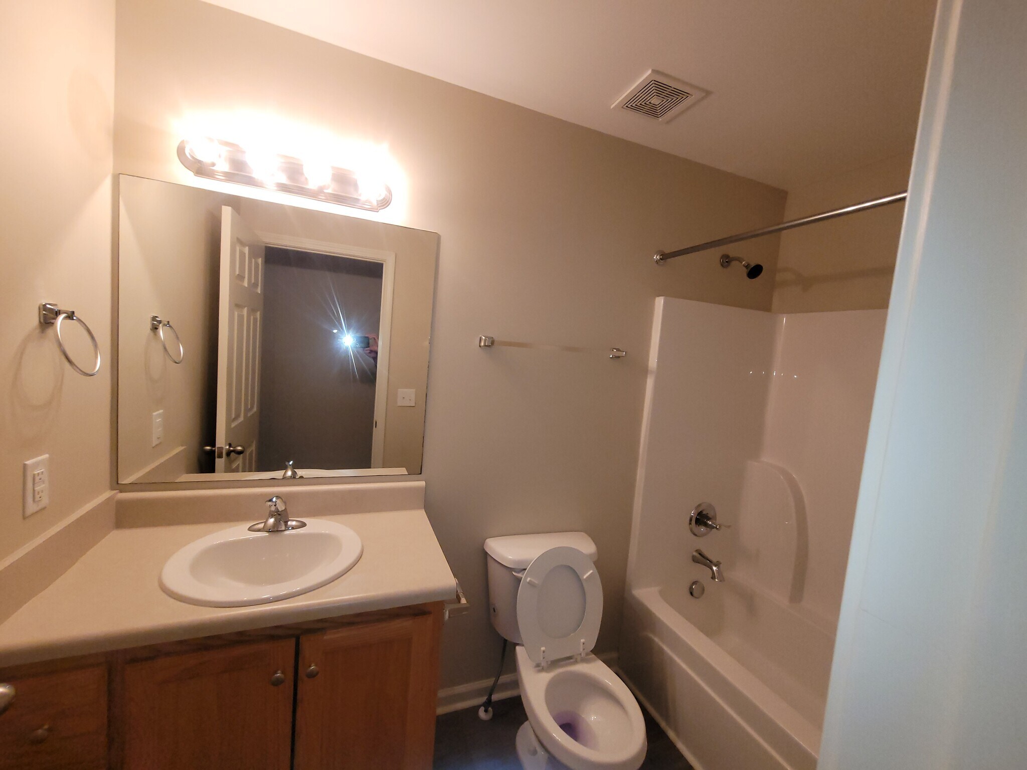 Hall bath - 1132 Florence Ave