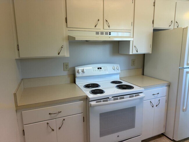 Building Photo - 3-bedroom, 1 bath duplex with garage!