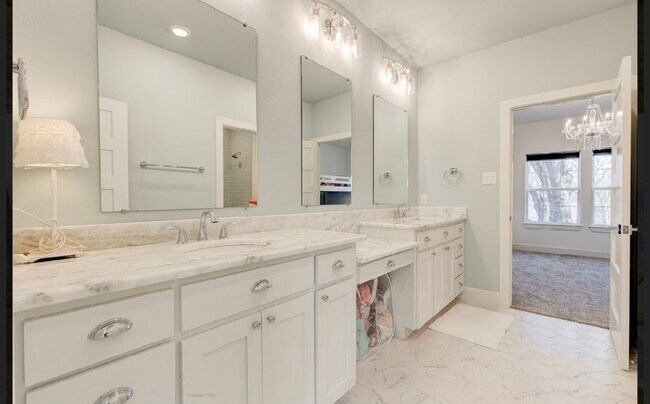 Building Photo - 853 Edgefield Rd