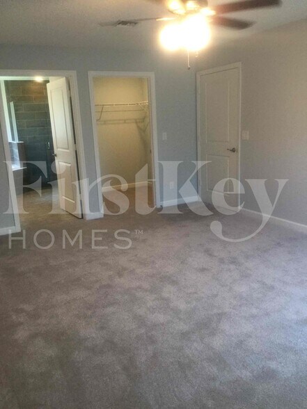 Building Photo - 328 SW Ridgecrest Dr