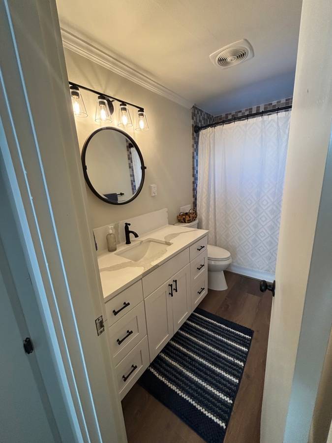 Building Photo - 425 Lake St S