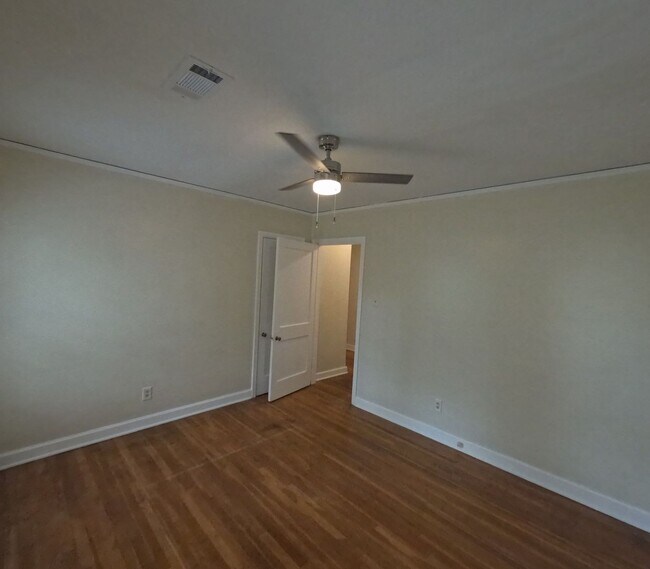 Building Photo - Renovated 3 Bed 1 Bath