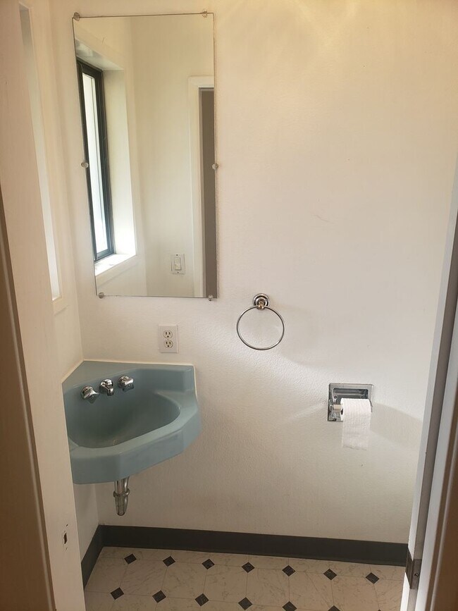 Building Photo - Charming Townhouse Near the Water! Water Sewer and Garbage Included!