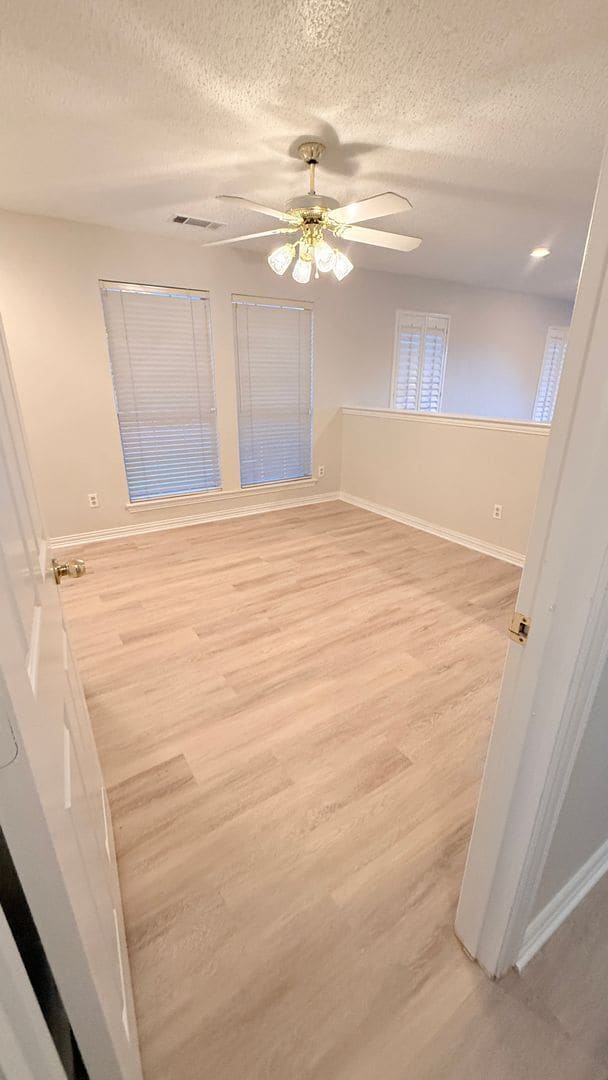 Building Photo - 3 Bedroom/2.5 Bath with den/bonus room and 2 Car Garage