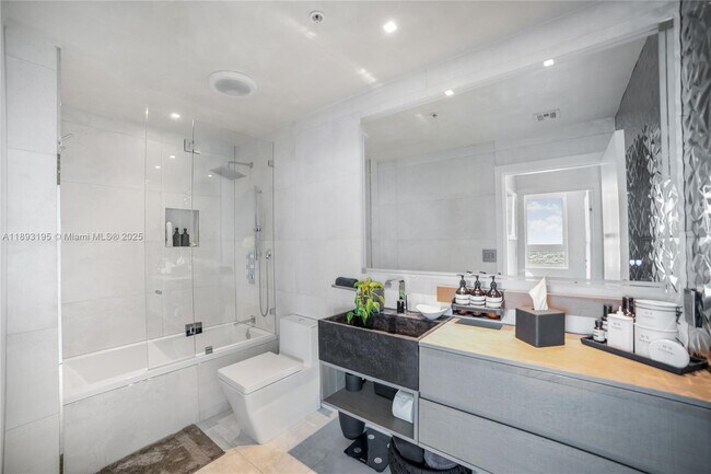 Building Photo - 1900 N Bayshore Dr