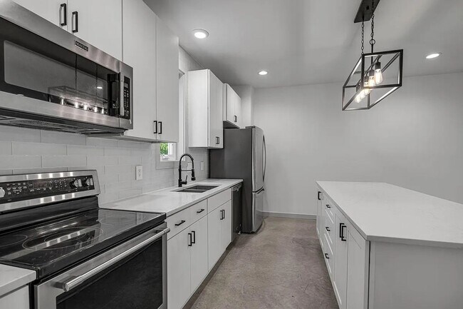 Building Photo - Great condo in East Nashville off Gallatin...
