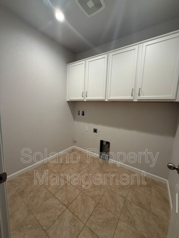 Building Photo - 1680 Gold St