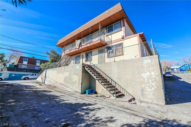 Building Photo - 1404 E Mesquite Ave