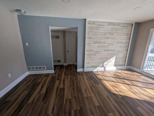 Building Photo - 143 Chelsea Cir