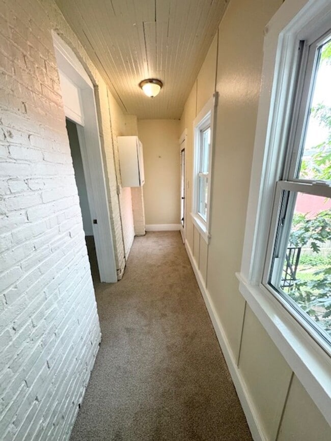 Building Photo - 5 Bedroom Semi-Detached Spacious Home