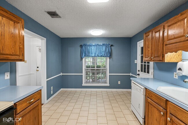 Building Photo - 3 BEDROOM IN SOUTHERN HILLS